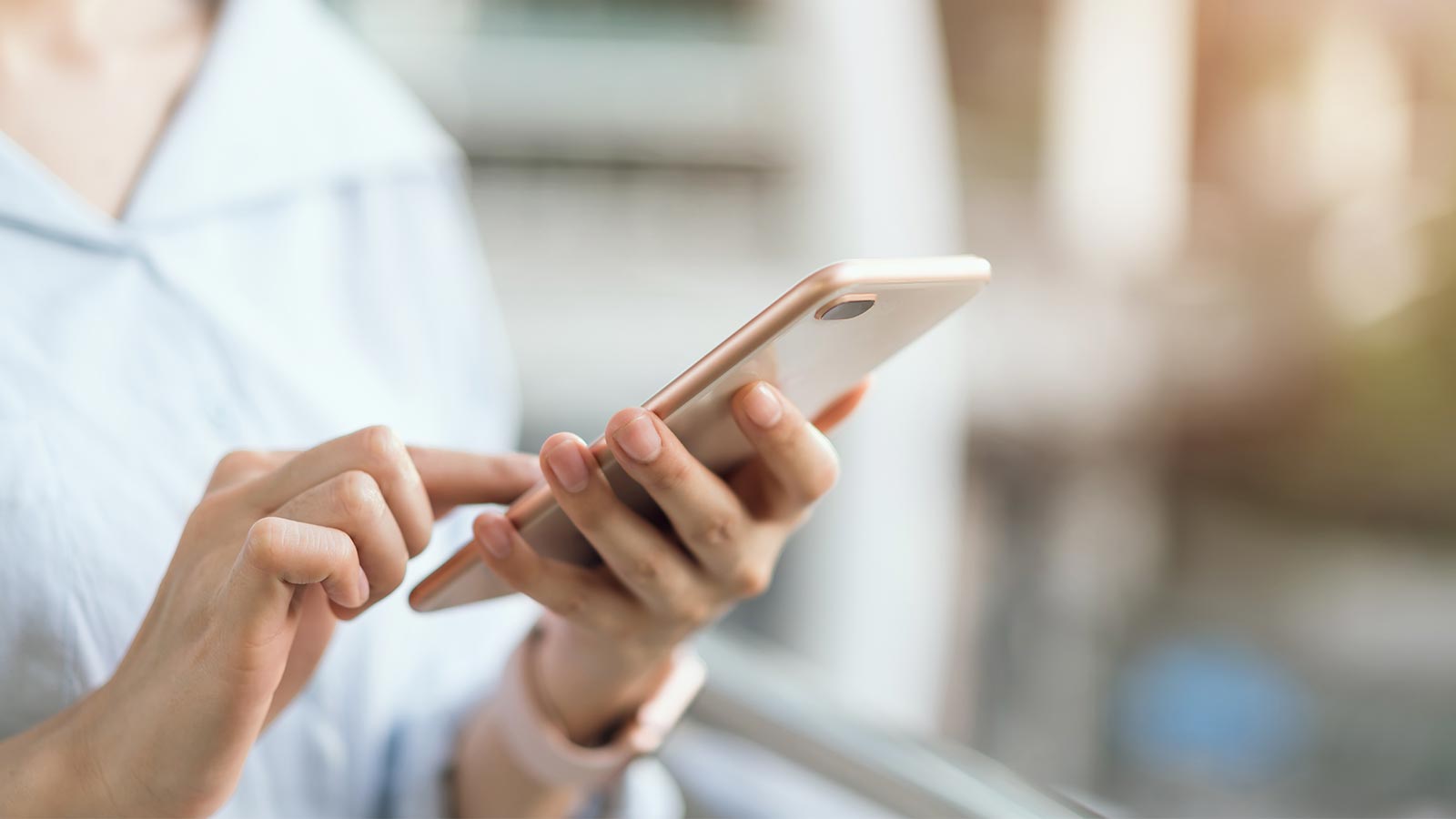 Frau mit Telefon in der Hand